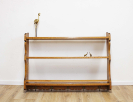 Houten vintage bordenrek met haken. Brocante rek voor aan de muur.
