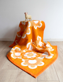 Oranje/witte vintage deken met bloemen. Retro sprei van dralon, vegan.