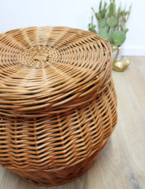 Rieten vintage mand met deksel. Retro opbergmand van rotan