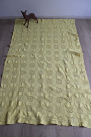 Gele vintage sprei, 117 x 200 cm. Gehaakte bohemien sier deken.
