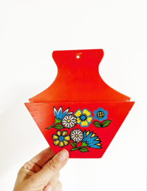 Oranje vintage koffiefilter houder. Houten retro filter houder met bloemetjes