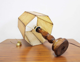 Brutalist  lamp met lederen kap. Houten vintage tafellamp - Wabi Sabi stijl