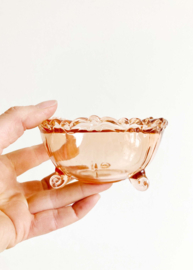 Klein roze glazen schaaltje, Frans? Vintage glaswerk op pootjes