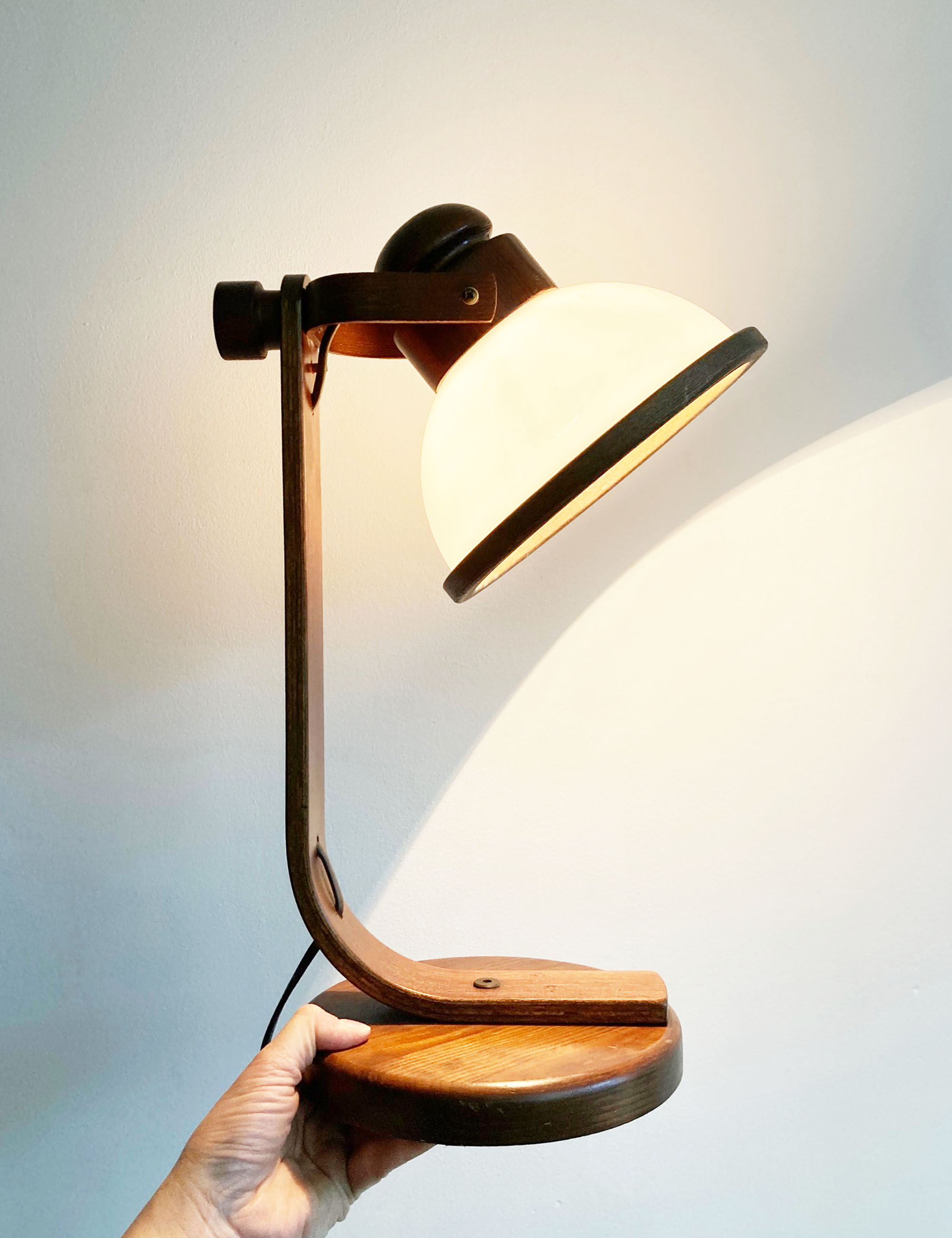 Houten vintage tafellamp met witte kap. Retro design lamp - Steinhauer?