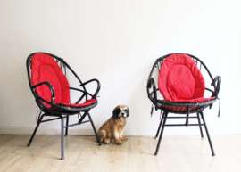 Set rotan vintage Rohé stoelen. Zwarte retro fauteuils met armleuning.
