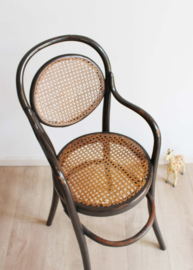 Houten Thonet (?) kinderstoel met webbing zitting. Hoge vintage stoel
