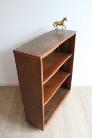 Antiek boekenkastje. Houten vintage kast met planken.