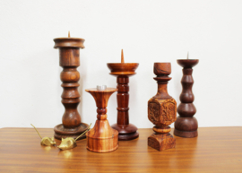 Set houten Wabi Sabi kaarsenhouders. 2 vintage kandelaars.