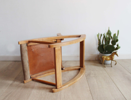 Vintage voetenbankje met beige rib bekleding. Houten retro schommelbankje