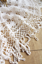 Prachtige grote witte vintage sprei. Gehaakte bohemien sier deken