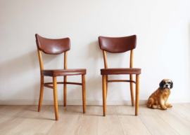 Twee houten vintage stoelen. Set Mid Century eetkamerstoelen, gebruikssporen