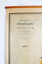 Grote vintage schoolplaat van Nederland.  Oude retro wandkaart, Holland