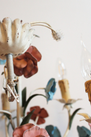 "Franse' brocante kroonluchter met bloemen. Vintage hanglamp