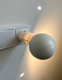 Wit vintage stekkerlampje, vermoedelijk Vrieland Design. Retro lamp / spotje