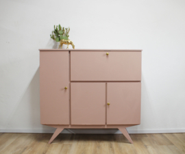 Houten vintage kast met barretje. Roze retro dressoir / secretaire