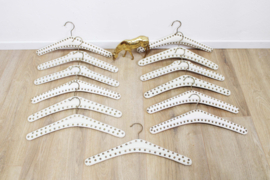 13 vintage kledinghangers van wit skai leer. Set retro kleerhangers met studs
