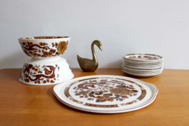 Aardewerk retro servies met draken. Vintage taartschaal met bordjes en 2 kommen/ Dragon of Kowloon