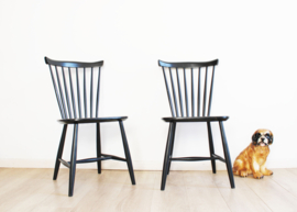 2 Scandinavische vintage spijlenstoelen. Zwarte houten retro stoelen, Hagafors?