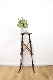 Boho vintage plantentafel. Hoog bamboe tafeltje.