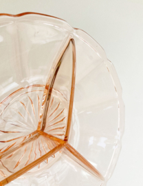 Glazen vintage schaal met vakverdeling,  rosé. Art Deco bord van roze glas.