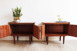 Set vintage nachtkastjes op slanke pootjes. Houten retro Mid Century kastjes