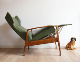 Toffe groene vintage fauteuil. Retro design stoel met relax stand