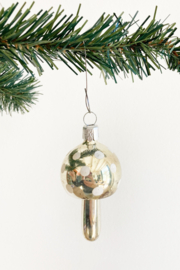Glazen vintage kerstbal - paddenstoel. Antieke zilveren kerstversiering