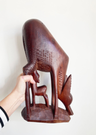 Groot vintage beeld - antilope met kalf. Retro hert / ree / gazelle