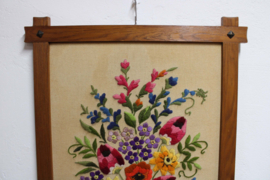 Groot handgemaakt wandpaneel met bloemen. Vintage borduurwerk,  getuft?