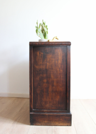 Antiek kastje met glazen deuren. Houten vintage pronkkast / theekastje