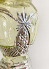 Glazen vintage karaf met ananassen. Antieke schenkkan / waterkan van geel glas