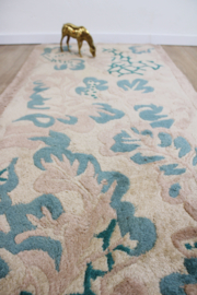 Handgemaakt vintage tapijt. Oosters vloerkleed in pasteltinten