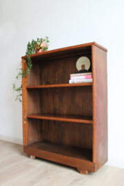 Antiek boekenkastje. Houten vintage kast met planken.