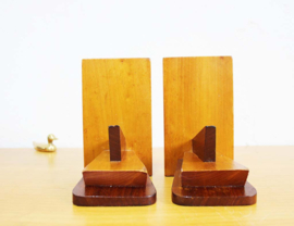 Set houten Art Deco / Amsterdamse school stijl boekensteunen.