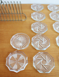 Set glazen vintage onderzettertjes in houder. 12 glazen onderzetters