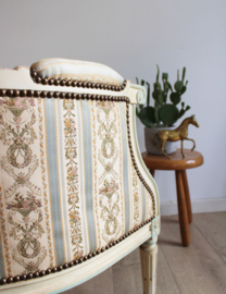 Antieke barok fauteuil met gestreepte bekleding. Houten vintage Queen Ann stoel.