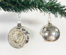 Set zilveren vintage kerstballen. Glazen kerstversiering, deukbal en sterretjes