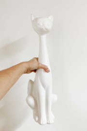 Groot wit keramieken beeld van een poes. Slanke vintage katten beeld / longneck