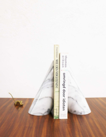 Set wit marmeren boekensteunen. Twee schuin gepolijste vintage bookends