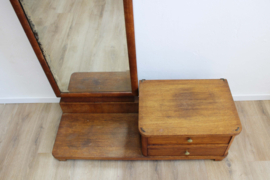 Antieke draaibare passpiegel met ladekastje.  Houten vintage kastje met spiegel