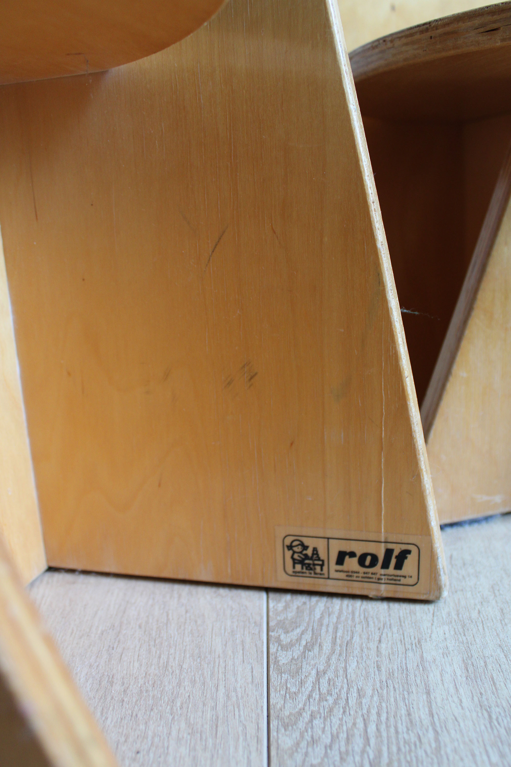 Houten vintage kindertafel met 4 stoeltjes. Retro schoolstoeltjes, Apollo stijl