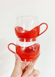 Set vintage theeglazen in rode houder. Retro Melitta kopjes