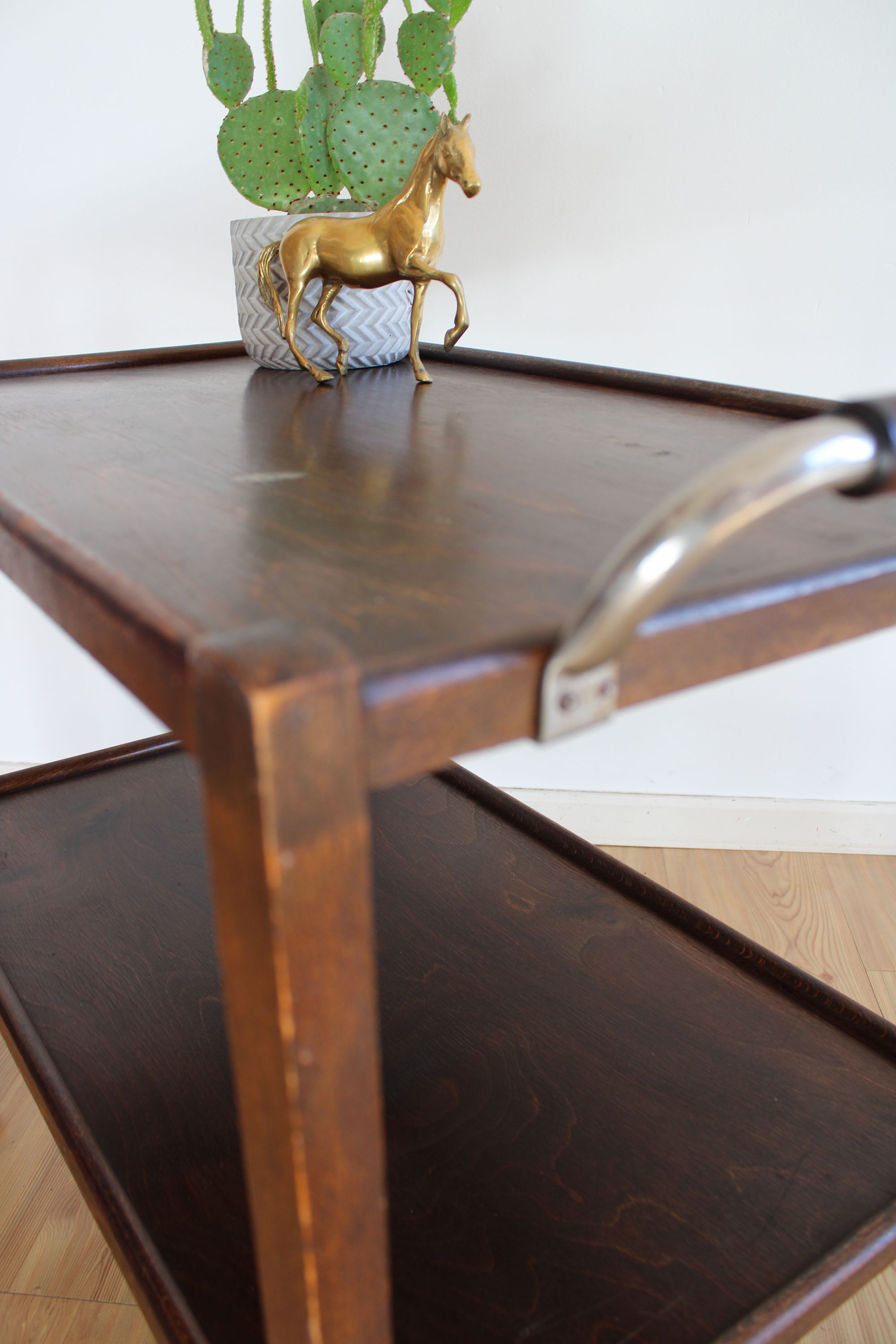 Houten vintage bijzettafel op wielen. Retro design trolley / sidetable