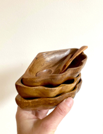 3 houten schaaltjes met lepels. Drie vintage bakjes / kommetjes
