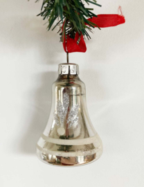 Glazen vintage kerstbal - belletje. Zilver retro kerstklokje met bloem