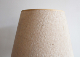 Goudkleurige tafellamp met beiga kap. Vintage Herda lamp