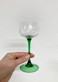 4 vintage wijnglazen met gravering op groene voet. Retro Elzasser glaasjes