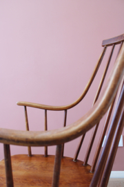 Houten vintage spijlenstoel - Lena Larsson - Nesto. Scandinavisch design stoel.