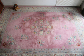 Groot roze Chinees tapijt  met bloemen. handgemaakt Oosters vintage kleed