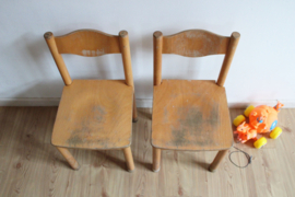 Set houten vintage schoolstoeltjes. Retro peuter / kleuter stoel